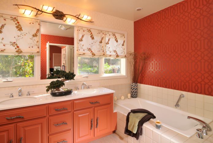 Rødt og beige badeværelse interiør