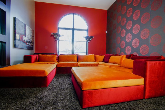 Diseño de sala de estar rojo-naranja
