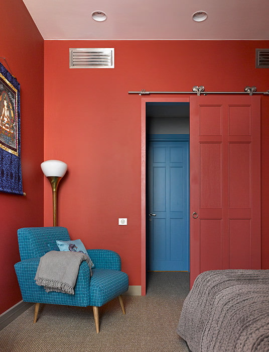červená a modrá izba