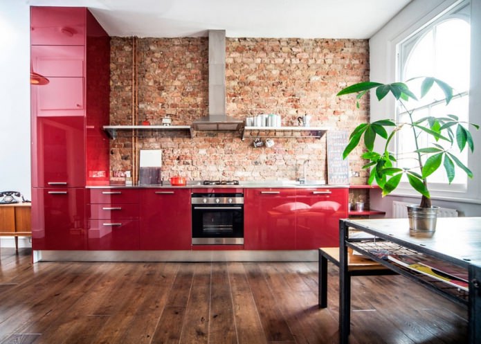 Κόκκινο τούβλο στην κουζίνα με κόκκινες προσόψεις