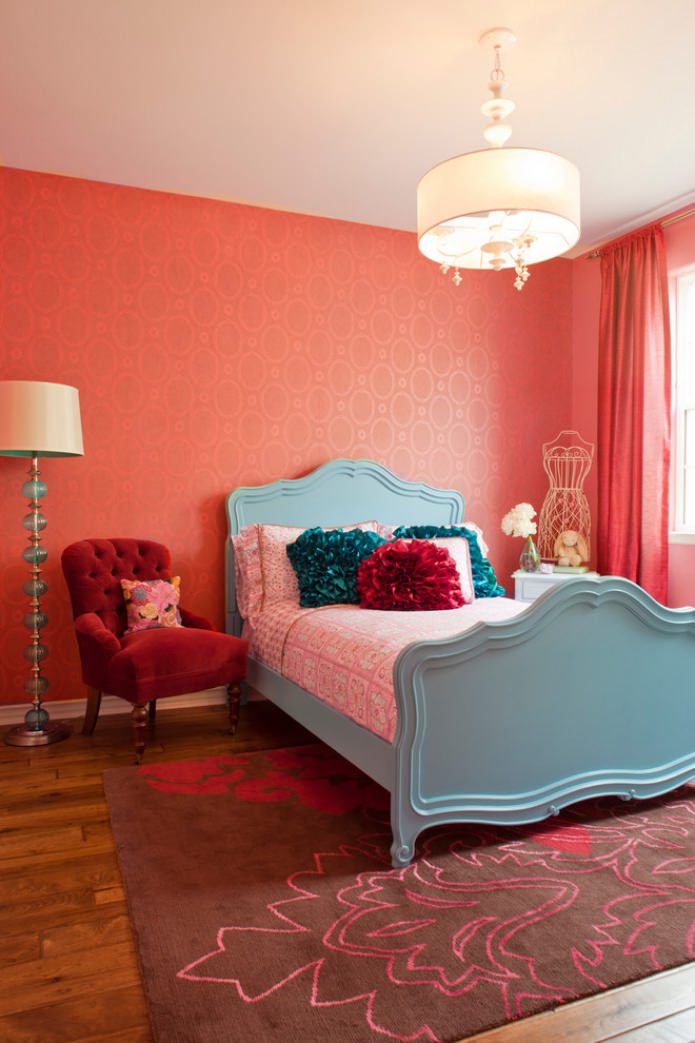 dormitorio rojo turquesa con techo blanco