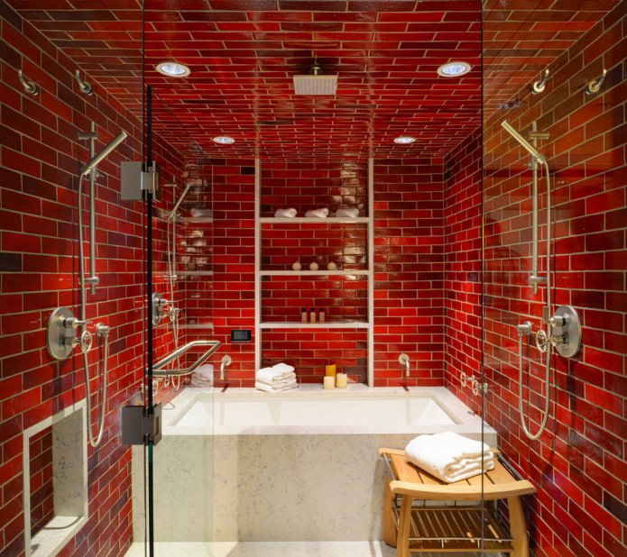 ściany z czerwonej cegły w łazience
