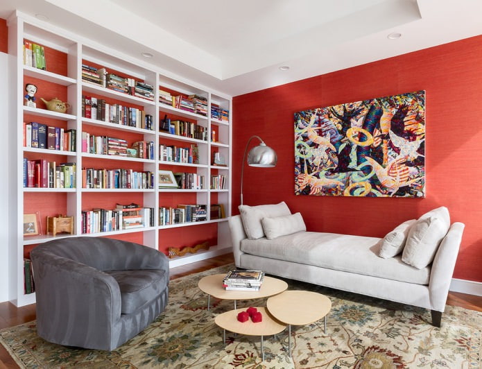 červená tapeta v obývacím pokoji