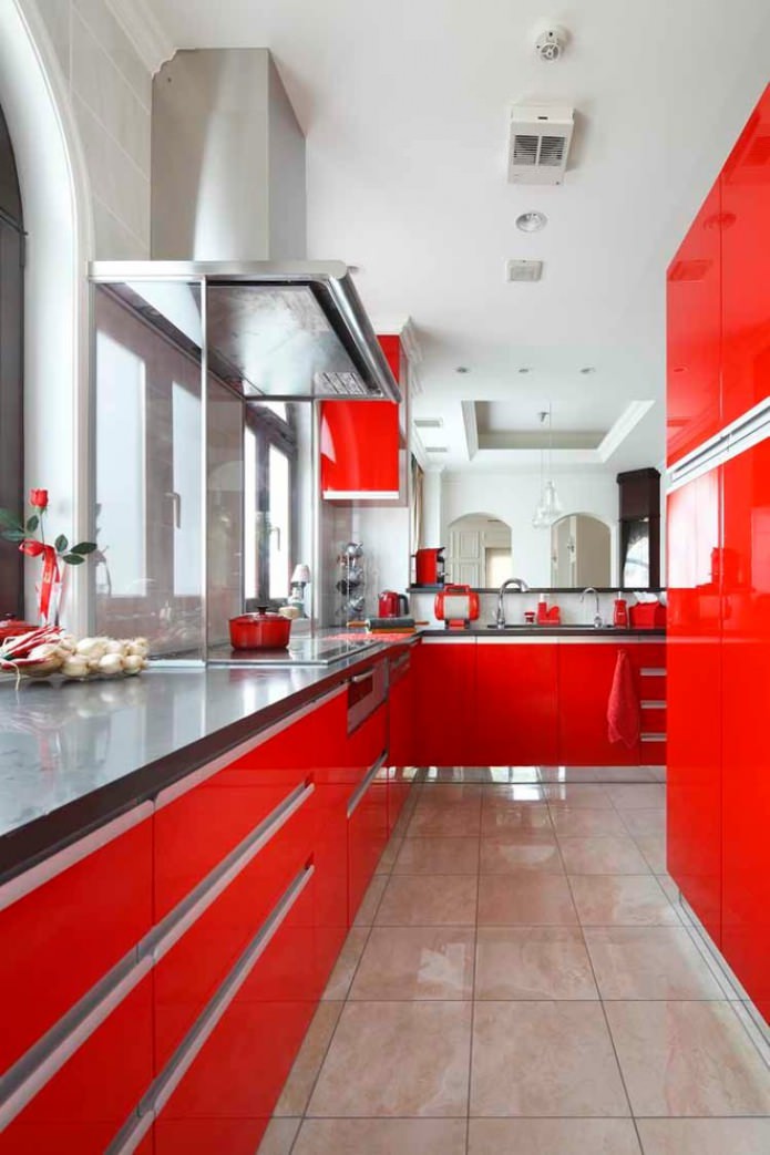 raudoni fasadai virtuvėje