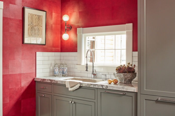 Interiorul bucătăriei roșu-gri-alb
