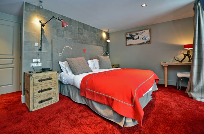 червен килим в спалнята