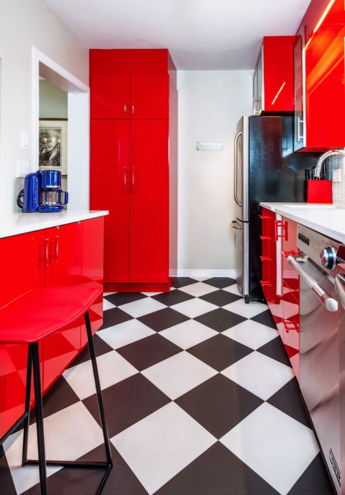 червени фасади в кухнята