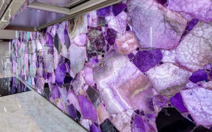 violetti kivi esiliina