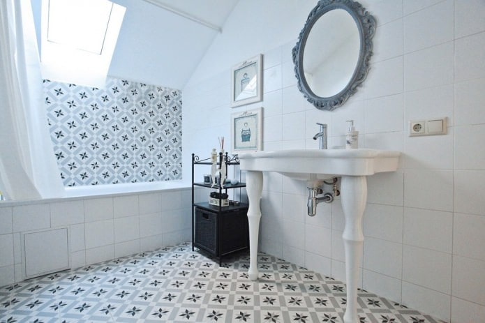 gaiši pelēks vannas istabas interjers ar dekoratīvām flīzēm
