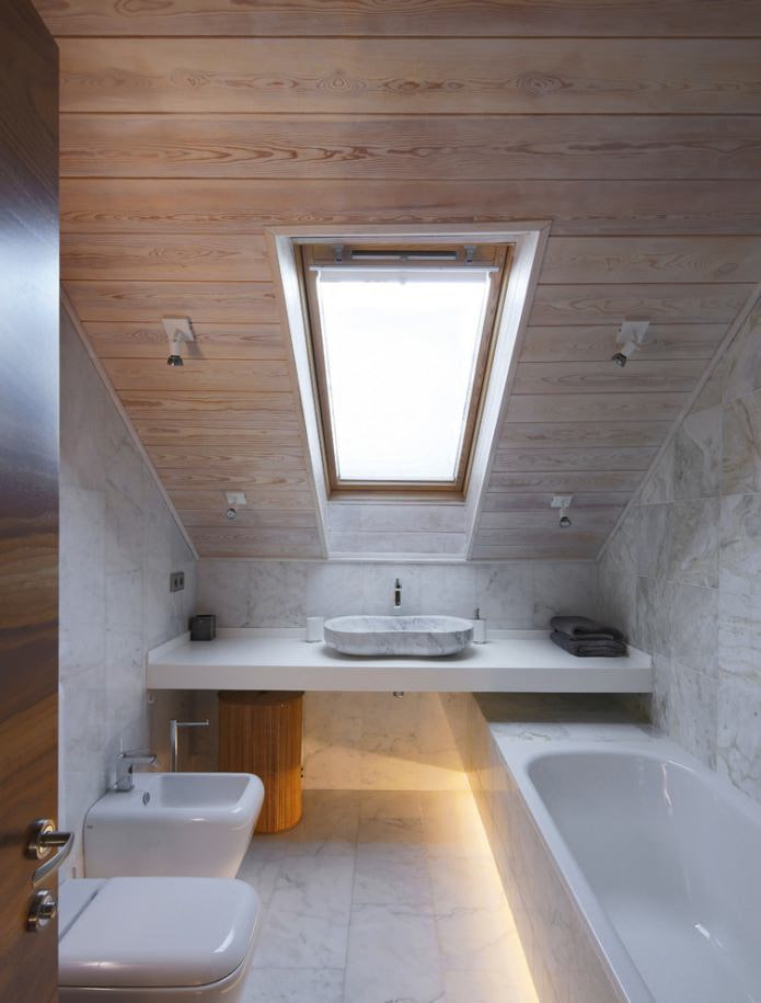 חדר אמבטיה בעליית גג קטנה