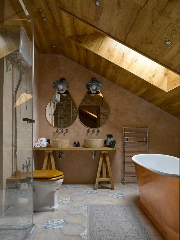 дървена таванска декорация в банята