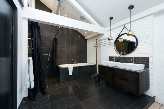חדר אמבטיה בעליית גג בשחור לבן