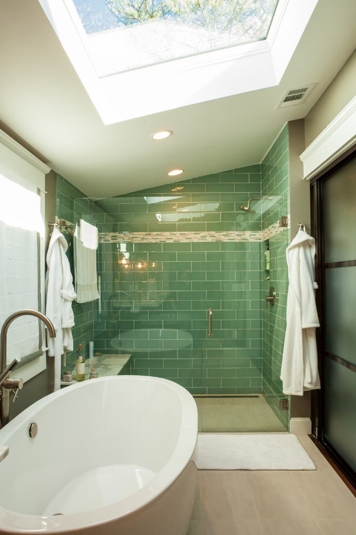 חדר אמבטיה בעליית גג ירוקה