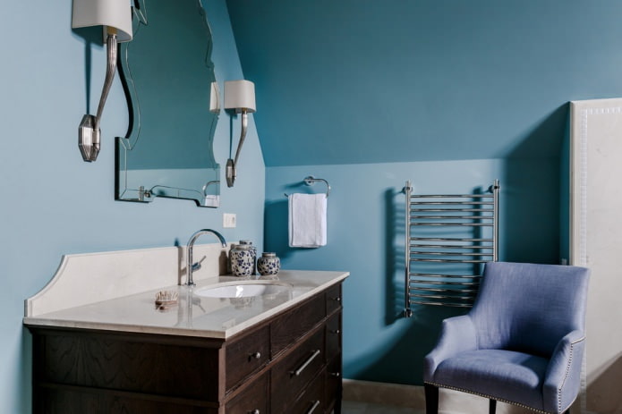 mėlynas palėpės vonios kambarys