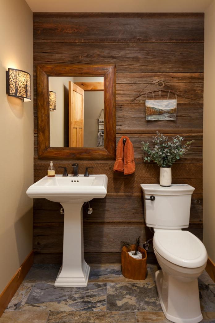trang trí tường bằng gỗ trong nhà vệ sinh