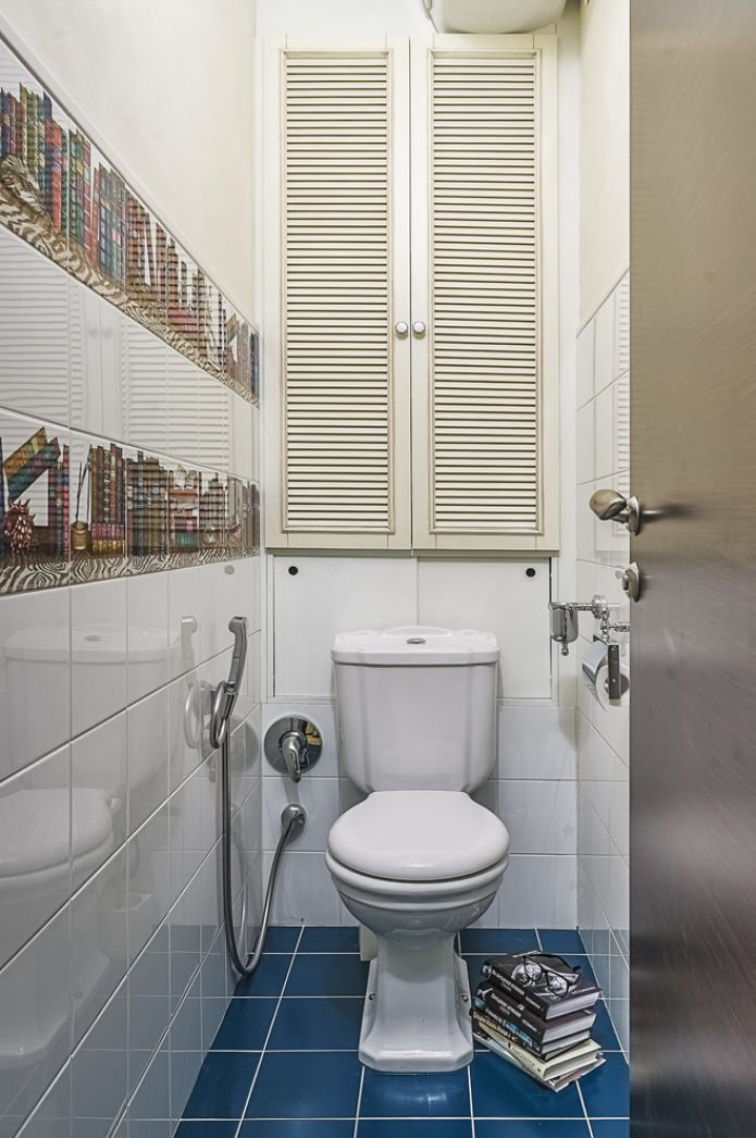 intérieur des toilettes dans l'appartement Khrouchtchev