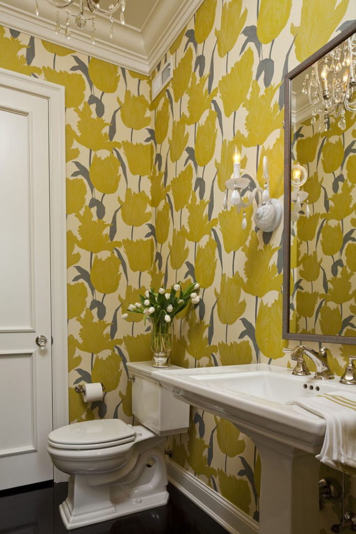 papier peint jaune dans la salle de bain