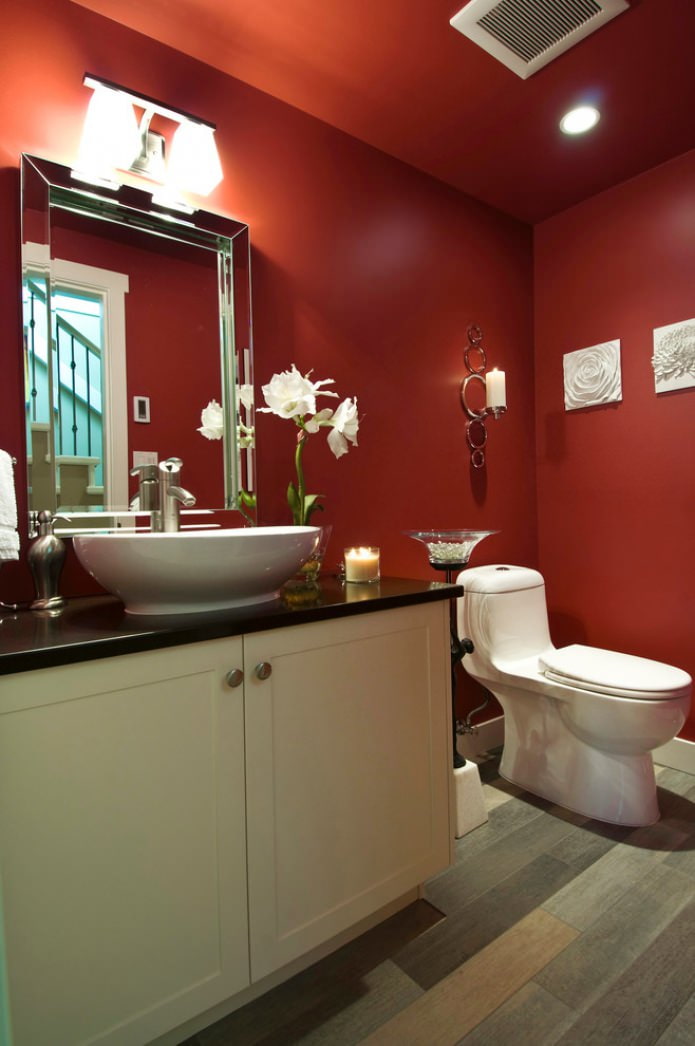 Црвена боја у унутрашњости купатила