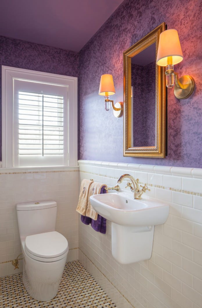 papier peint violet dans les toilettes