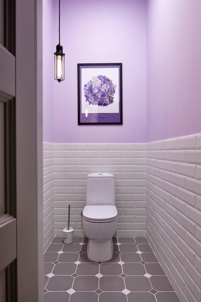ζωγραφική και κεραμίδι στον τοίχο στην τουαλέτα