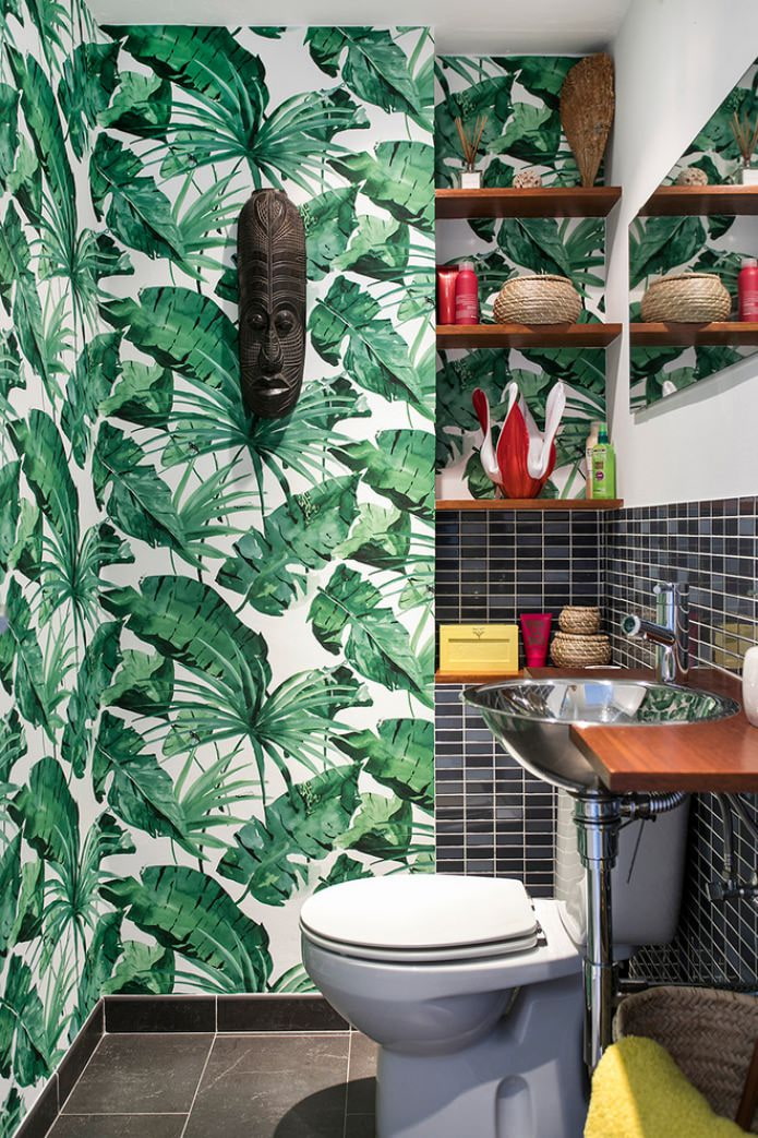 dessin de feuilles de fougère sur le mur dans les toilettes