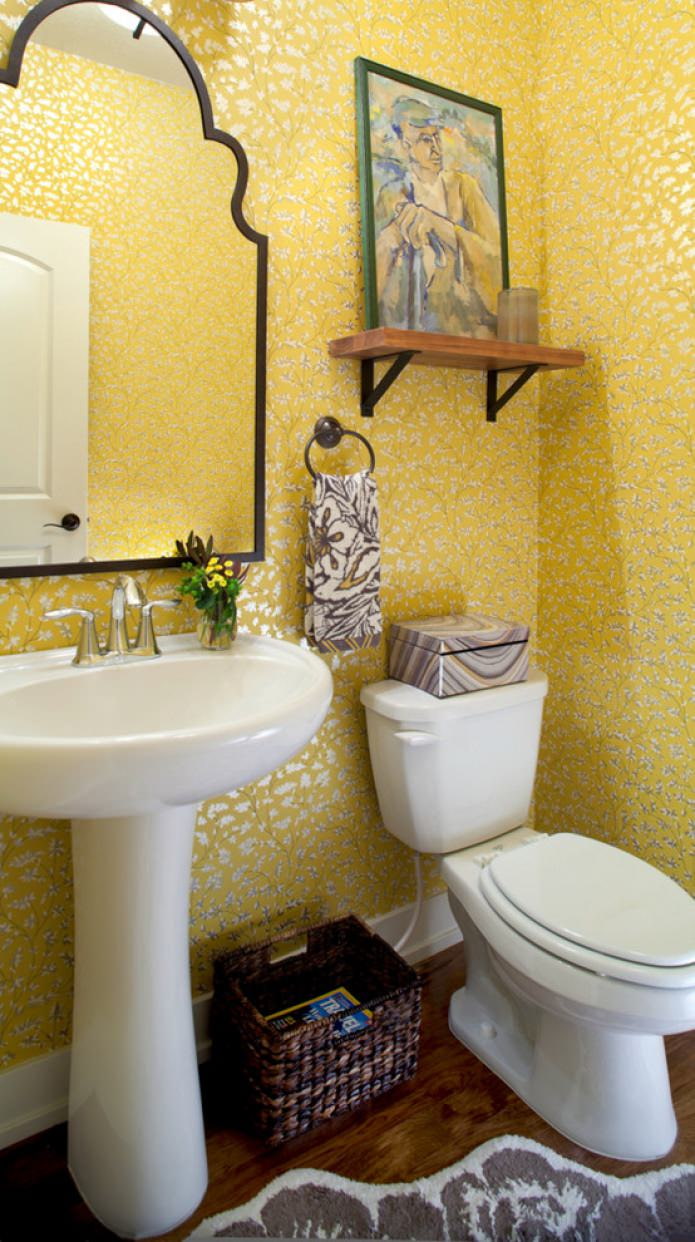 žlutá tapeta v koupelně