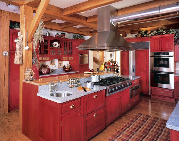 أثاث من الخشب الصلب في مطبخ واسع