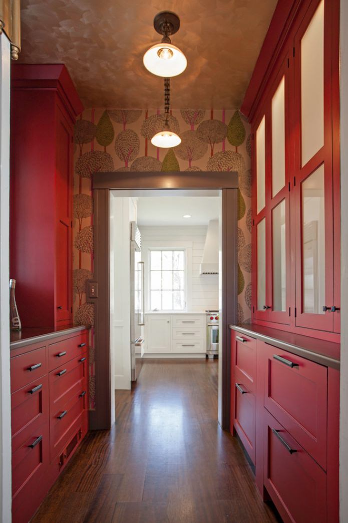 tapetai virtuvėje su raudonu rinkiniu
