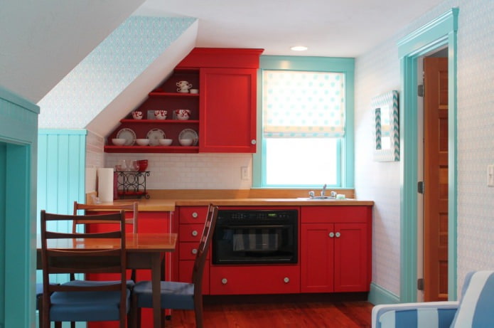 sininen ja valkoinen taustakuva keittiössä punaisilla julkisivuilla
