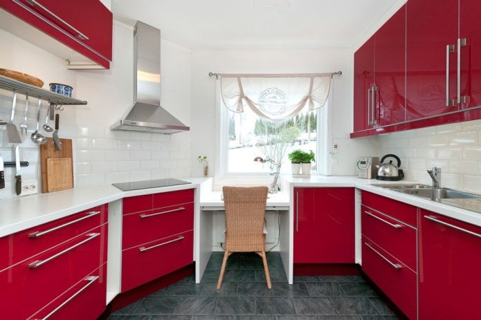 gardiner i köket med röda fasader