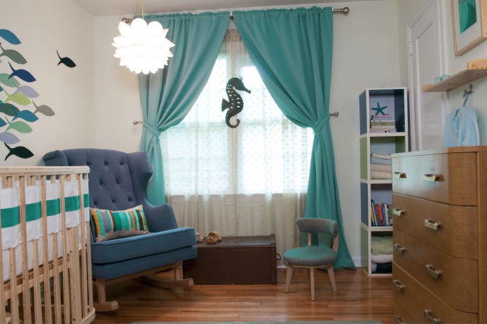 chambre d'enfant avec rideaux en tulle translucide et rideaux de couleur turquoise