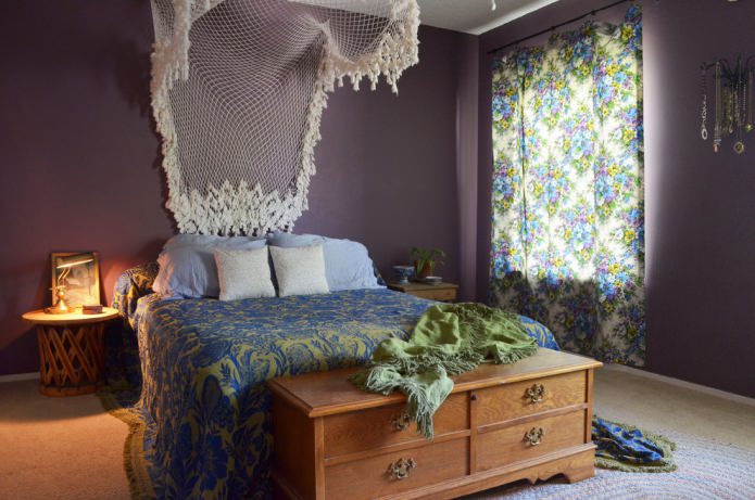 violetti makuuhuone, jossa harjakatto ja katos
