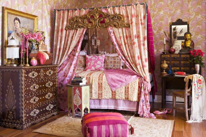 חדר שינה ורוד עם קישוט קיר עם טפט צבעוני