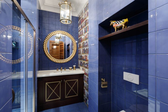 Mėlynas vonios kambario interjeras