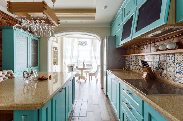 turkio spalvos virtuvės interjeras su majolika ant virtuvės prijuostės
