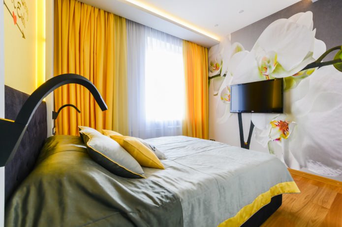 chambre avec rideaux jaunes et peintures murales