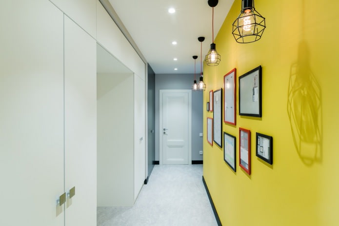 Λευκό και κίτρινο διάδρομο