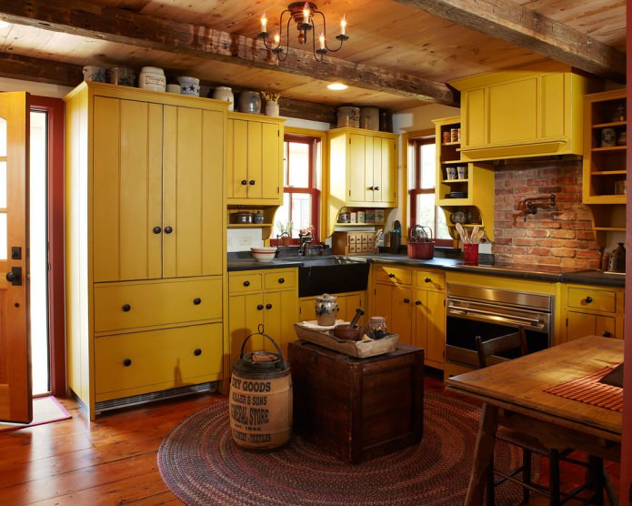 nhà bếp với một bộ màu vàng