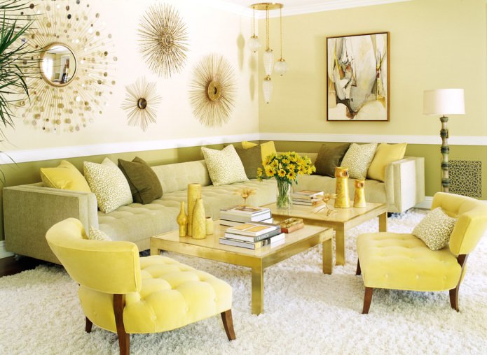 phòng khách màu vàng nhạt với đồ nội thất màu xanh lá cây và màu vàng
