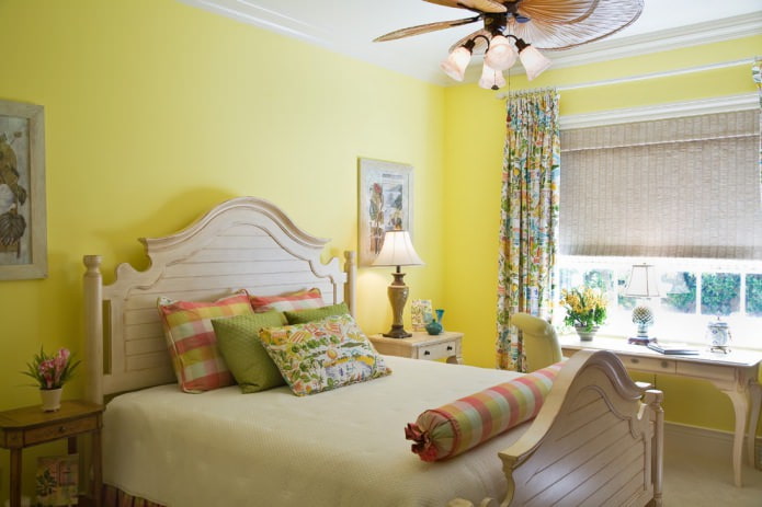 Camera da letto gialla beige