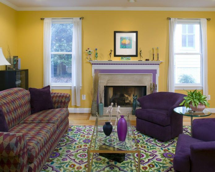 Žluto-fialový obývací pokoj