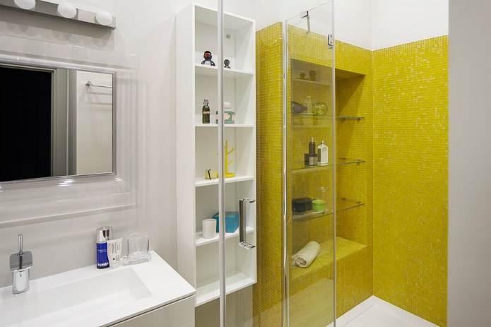salle de bain avec mosaïque jaune