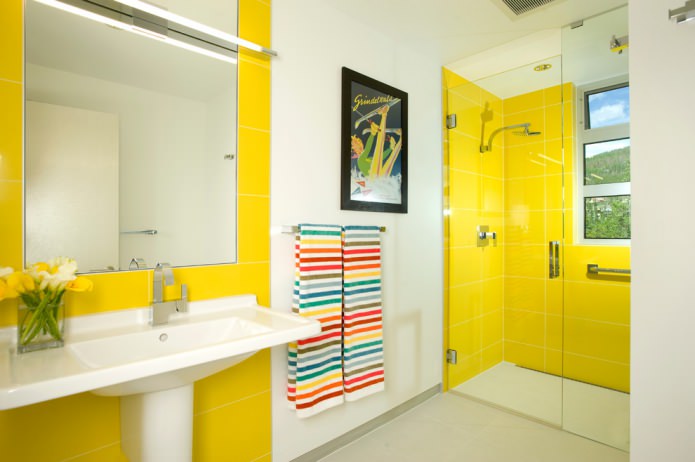 hvidt og gult badeværelse