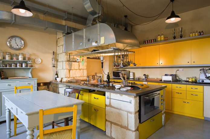 поткровље у кухињи у жутим бојама