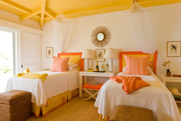 pépinière de style rustique avec plafond jaune en bois peint