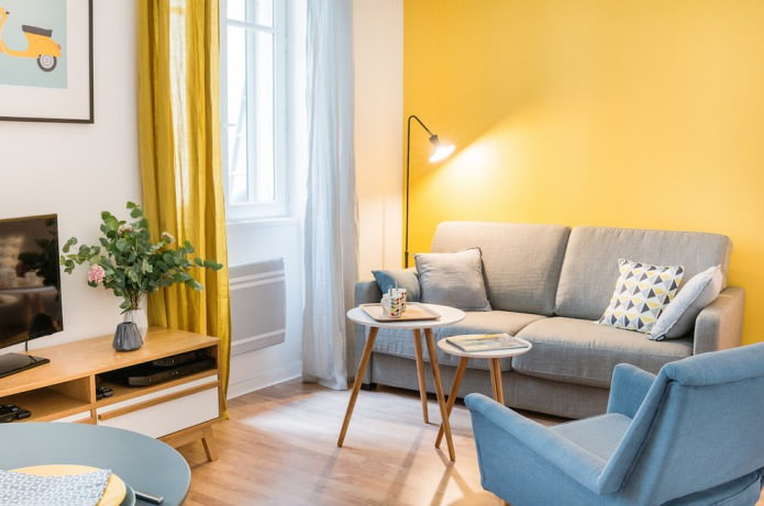 gule vegger, grå sofa