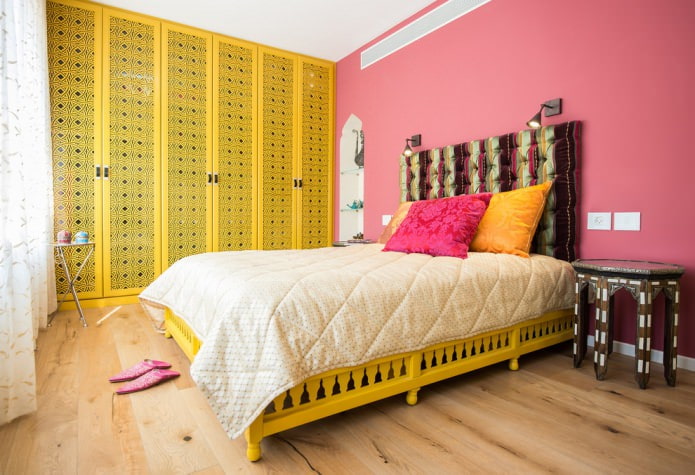 Dzelteni rozā guļamistaba