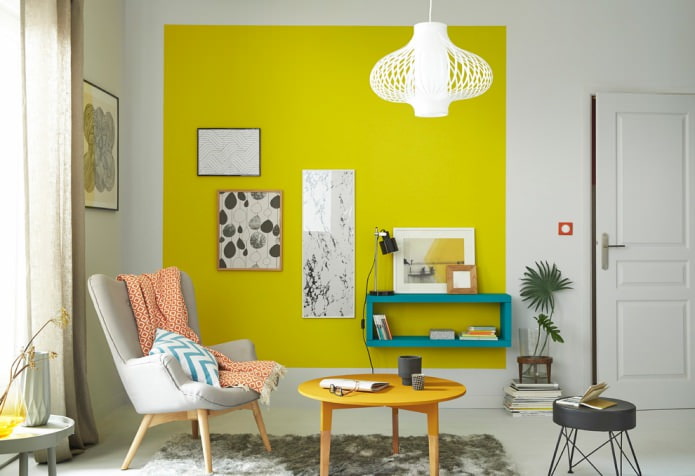 Moderni tyyli huoneessa, jossa on keltainen seinä
