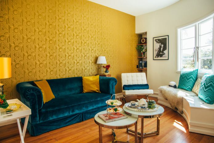 papel tapiz amarillo y sofá turquesa