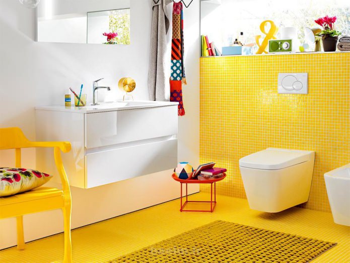 plancher de salle de bain jaune